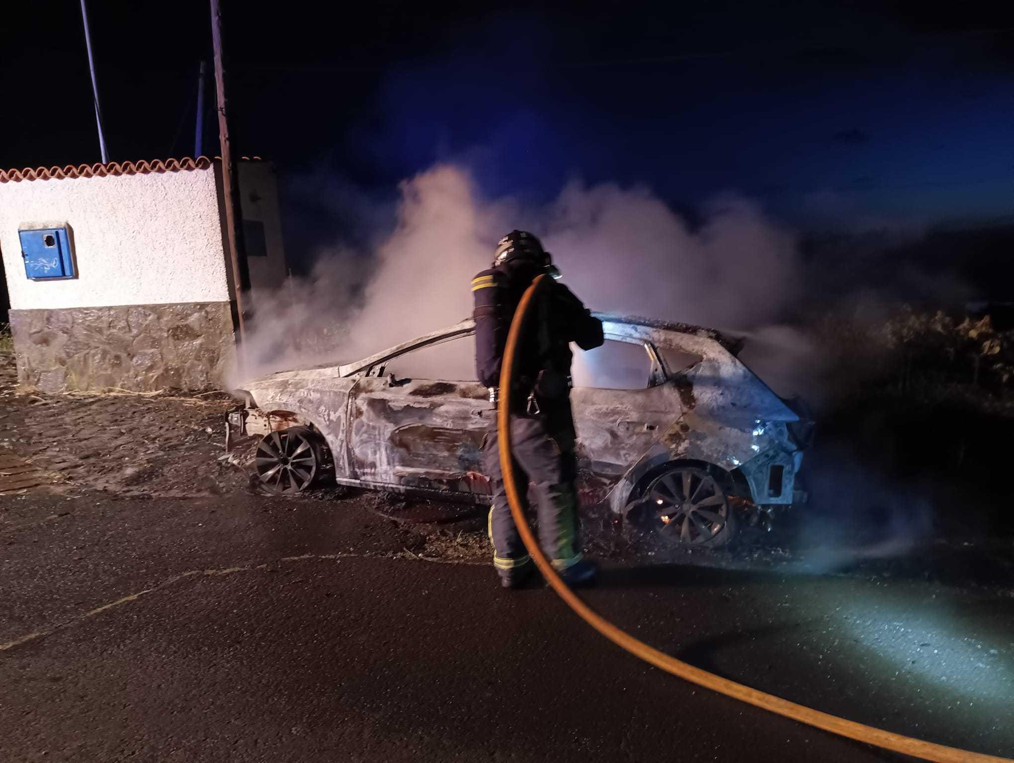 Bomberos de Tenerife intervienen en el incendio de una vivienda en La Cuesta