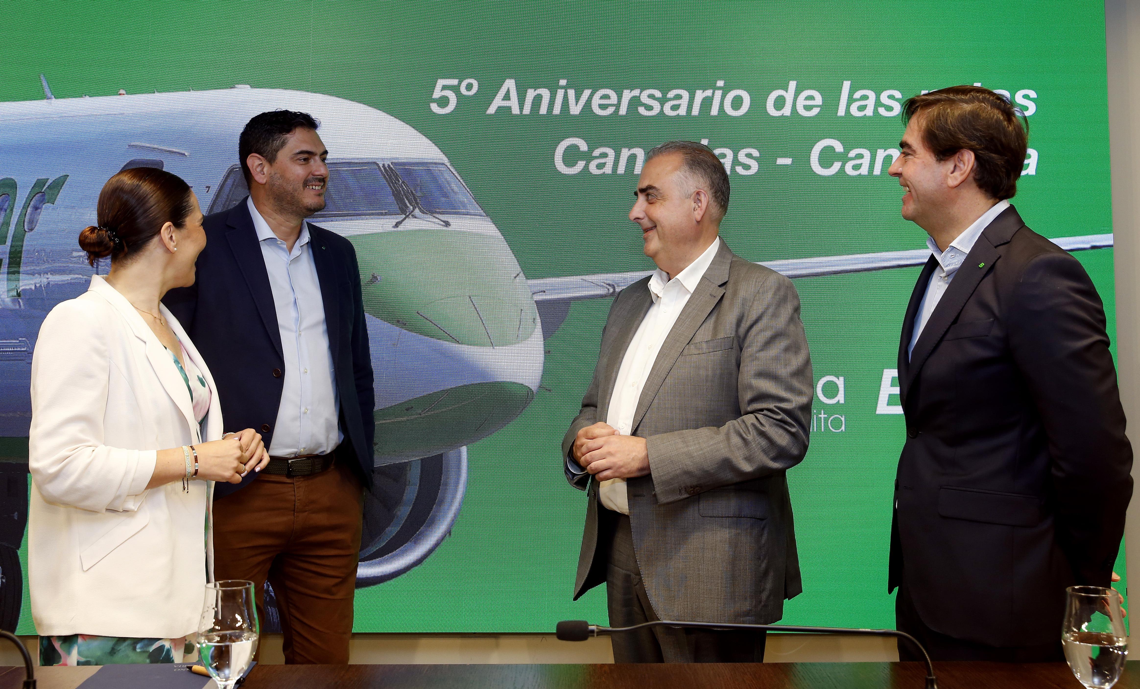 Binter celebra cinco años de vuelos directos entre Santander y Canarias