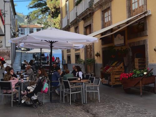 La Cámara insta a actuar para amortiguar la presión del crudo sobre los precios en Canarias