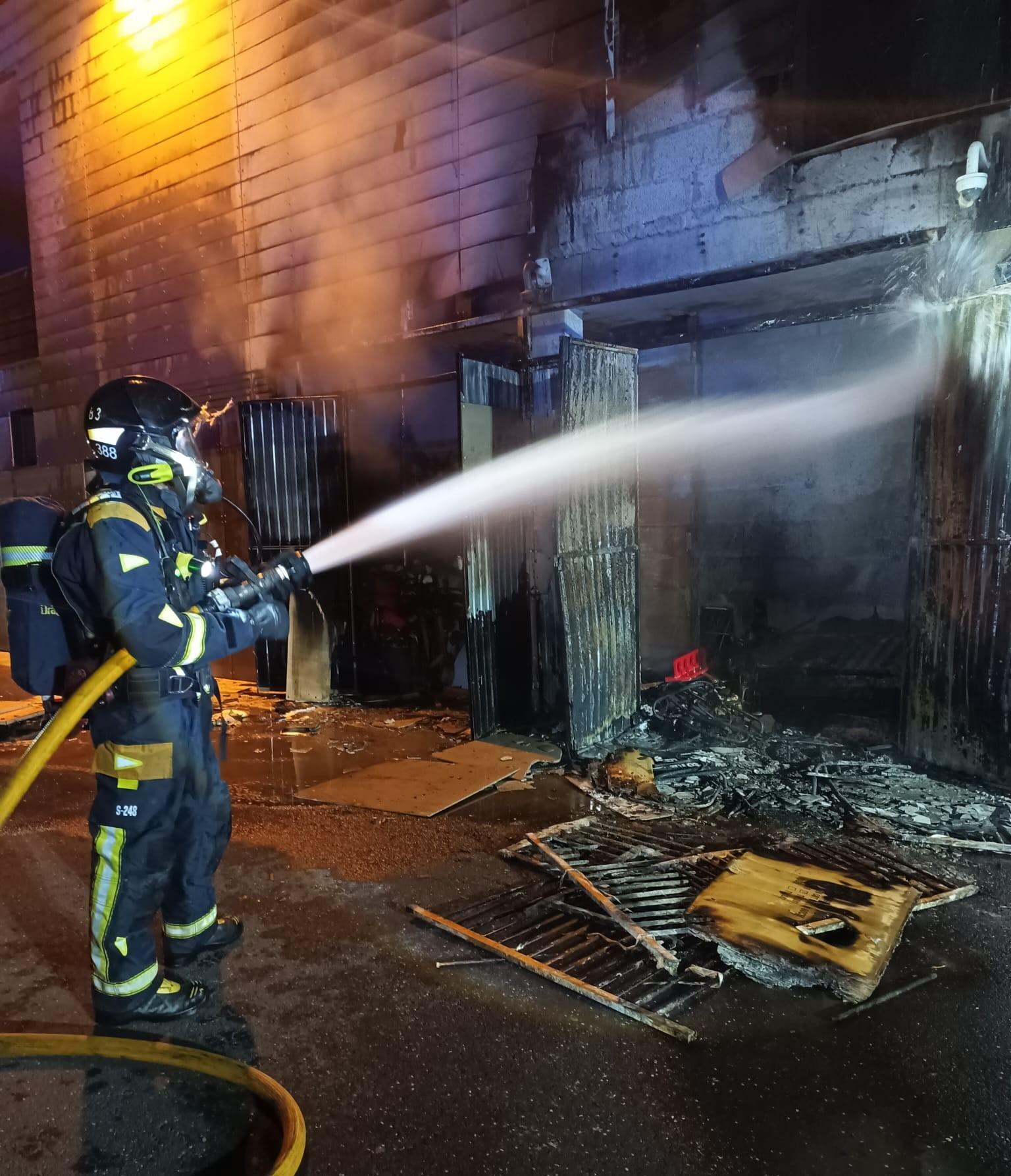 Bomberos de Tenerife intervienen en un incendio en un taller en Icod de Los Vinos