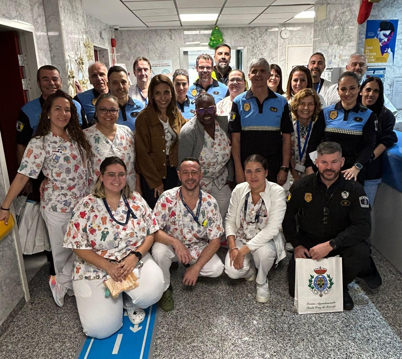 Los pacientes pediátricos del Hospital La Candelaria reciben la visita de la Policía Local de Santa Cruz de Tenerife